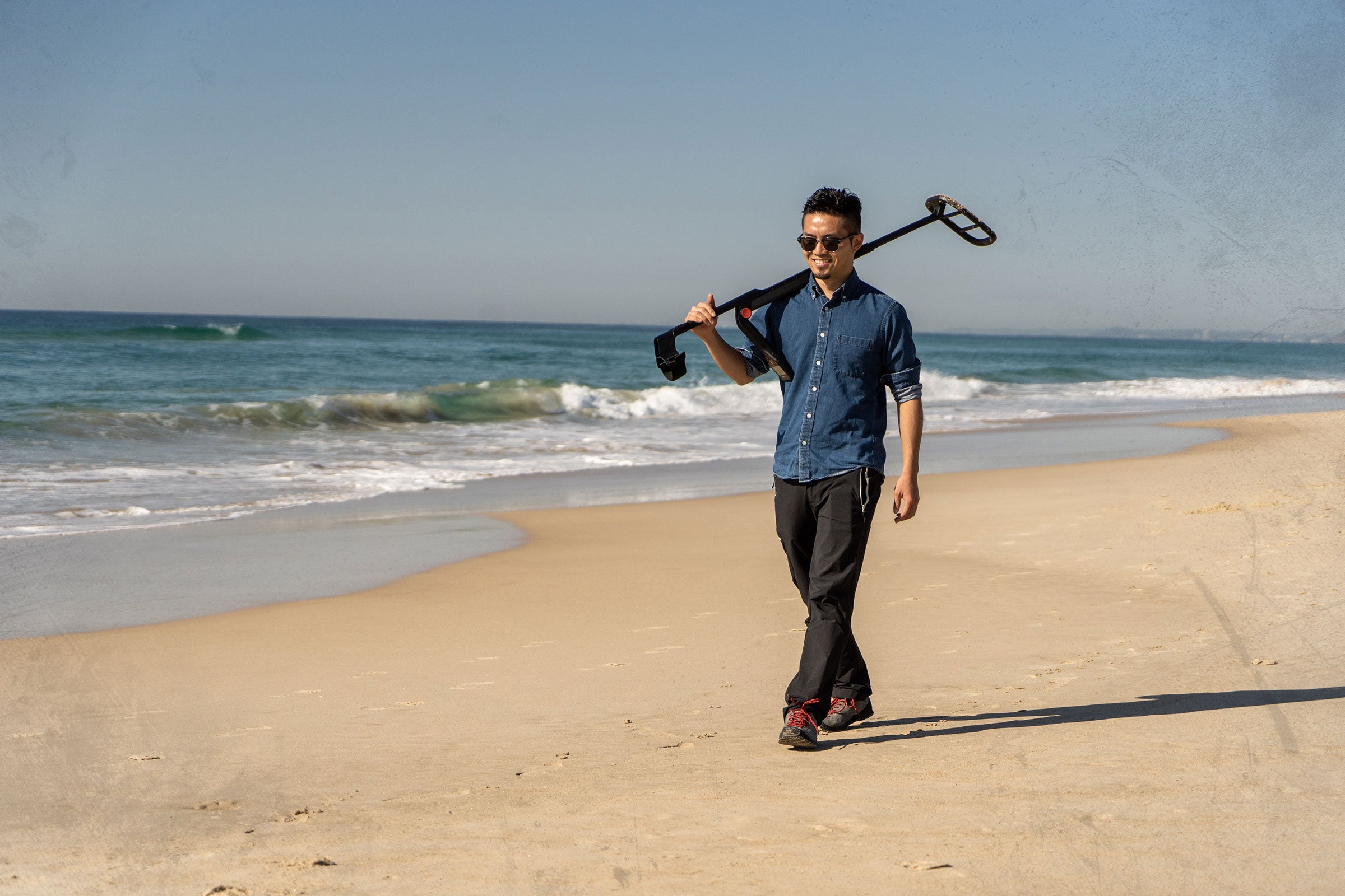 GO-FIND_Man-Carrying-Over-Shoulder-On-Beach_Japan